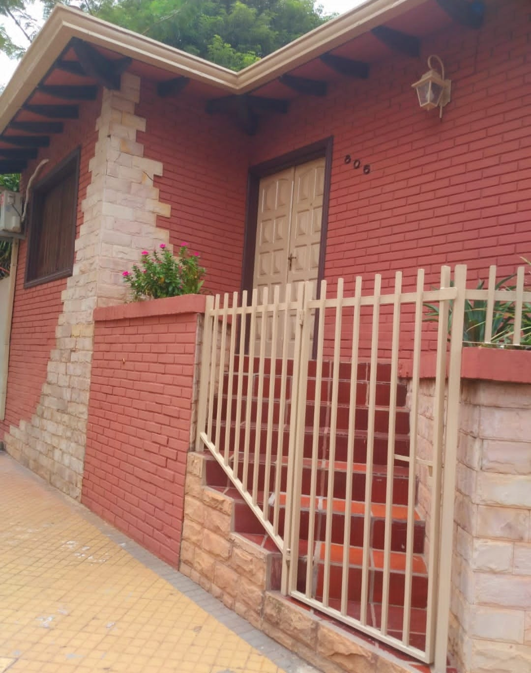 # ALQUILO CHALET ZONA LAS MERCEDES. Ref #XEE7D7 - infocasas.com.py