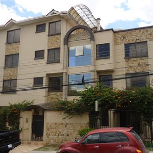 Edificio Inmediaciones Sombrero De Chola