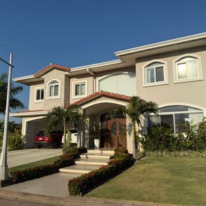 Casa Amoblada En Alquiler - Paraiso Colinas Del Urubo 