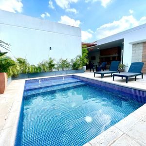 Casa En Venta De 3 Dormitorios En Urb. Jardines De Remanso, Zona Norte