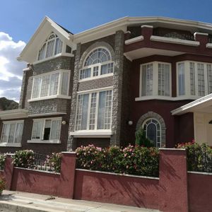 (( Casa De Lujo En Alquiler )) (( Amoblada Achumani ))