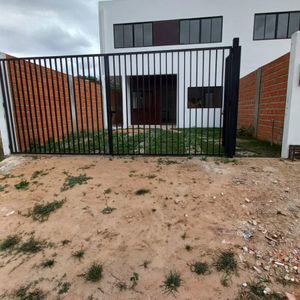 Casa De Tres Dormitorios En G77 En Alquiler