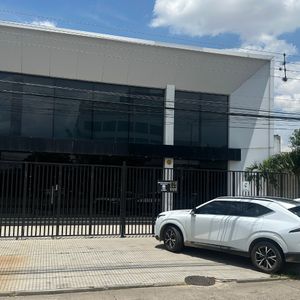 Edificio Comercial En Alquiler 2do Anillo Av. Santa Cruz 900 M² Corporativos
