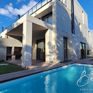 Casa De Diseño A La Venta En Barrio Parques