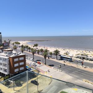 Venta Apartamento Con Renta 2 Dormitorios, 2 Baños, Patio Y Terraza Con Vista Al Mar En Malvín