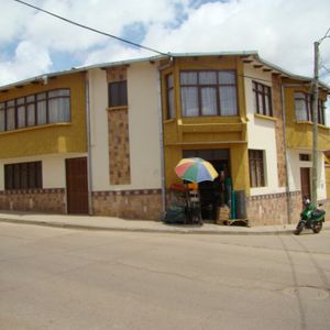 Casa En Venta Barrio Eeuu, Cerca Al Ex Aeropuerto En Esquina Con Tiendas