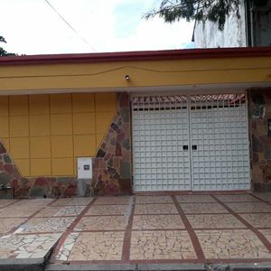 Casa Independiente En Alquiler  De 2 Dormitorios Radial 26 Y 3er Anillo.