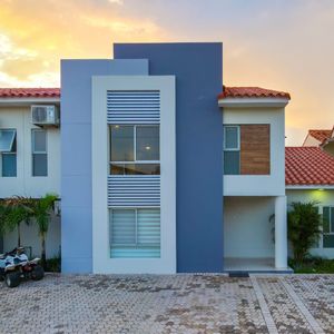 Casa En Venta De 4 Dormitorios, Y Piscina  Zona Oeste, Av. Piraí, 6to. Anillo 