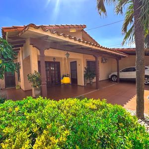 Casa Amplia A Unas Cuadras De 2do Anillo Y Av. San Aurelio