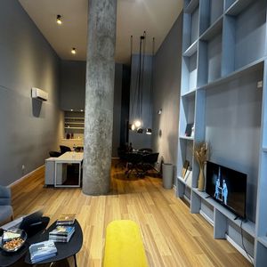 Locales Comerciales En Alquiler - Amplitud Y Ubicación.