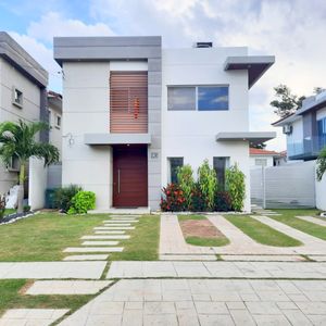 En Bosques De La Colina Se Vende Amplia Casa