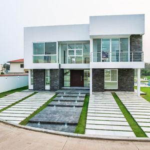 Casa En Venta En El Urubo Con Piscina De 5 Dormitorios
