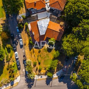 Residencia CLásica Con 5 Dormitorios Y Jardín Amplio, A Metros Del Mar