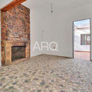 Casa De 4 Dormitorios Para Actualizar En Lomas De Solymar Sur