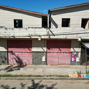 Casa En Esquina Con 4 Tiendas En La Villa 1ro De Mayo