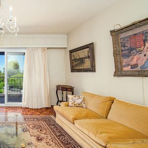 Apartamento De Cuatro Dormitorios Y Servicio Frente Al Golf