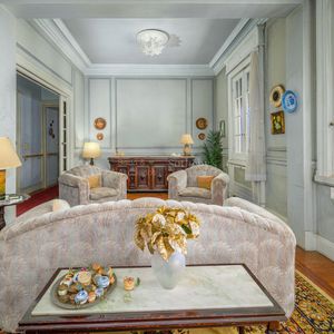 Amplio Apartamento En Quinto Piso Con Potencial Residencial O De Oficina En El Centro De Montevideo