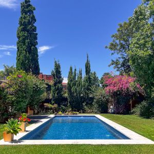 Residencia Extraordinaria En Alquiler Y Venta  En El Corazón De Carrasco