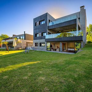 Excepcional Casa Moderna En Lomas De La Tahona - Venta Con Renta -