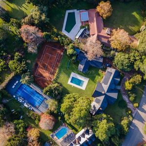 Exclusiva Residencia Con Piscina Climatizada Y Cancha De Tenis