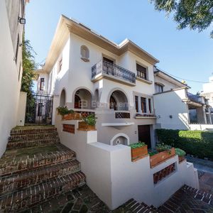 Venta Casa En Pocitos 6 Dormitorios, Jardín, Piscina, Barbacoa Y Garaje De Estilo Reciclada