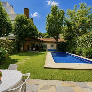 Venta Espectacular Casa De Estilo 6 Dormitorios, Jardín, Piscina Y Barbacoa En Pocitos
