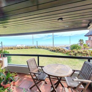 Apartamento De 3 Dormitorios Y Servicio En Carrasco - Primera Línea De La Rambla
