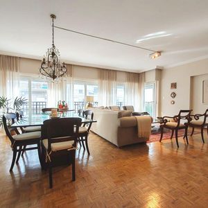 Apartamento De 4 Dormitorios Y Servicio En Pocitos