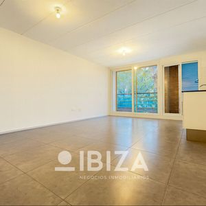 Venta Apartamento C/renta 2 Dormitorios Con Cochera Y Balcón En Barrio Sur