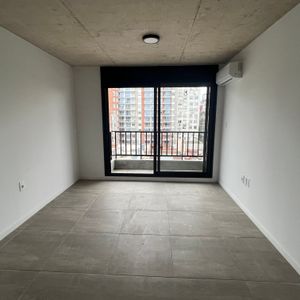 Alquiler Apartamento 1 Dormitorio Al Frente En Tres Cruces Con Garaje
