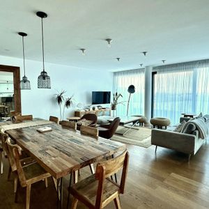 Venta Con Renta De Penthouse De 2 Dormitorios Y 2 Garajes En Forum Buceo, Con Piscina Exclusiva.