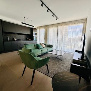 Alquiler De Apartamento Amoblado De 2 Dormitorios Y Garaje En Edificio Cosmos