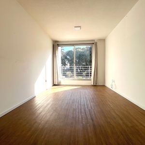 Venta Apartamento De 2 Dormitorios Y Garaje Al Frente En La Blanqueada