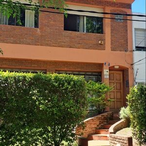 Vendo Casa Ph De Altos 4 Dormitorios Malvin  Con Renta