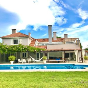 Espectacular Residencia En Una De Las Zonas Mas Cotizadas De Punta Del Este, A Metros Del Mar (playa Brava).