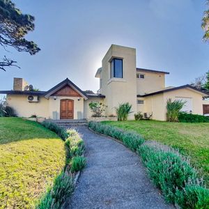 Alquilo Anual Casa De 5 Dormitorios Con Piscina En Playa Mansa, Punta Del Este