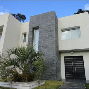 Vendo Casa De 4 Dormitorios Con Piscina En Barrio Privado, Playa Mansa, Punta Del Este
