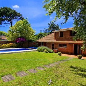 En Venta Casa De 3 Dormitorios Con Piscina En Excelente Estado