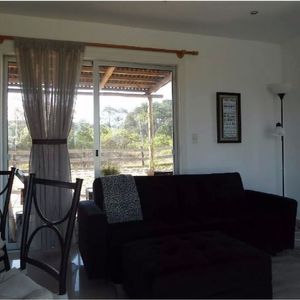 Casa En Venta, Zona De Laguna Del Sauce.  Cuenta Con Dos Dormitorios.