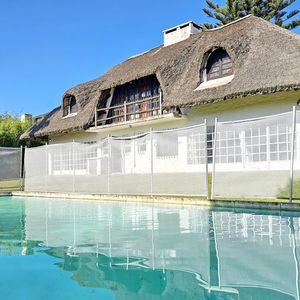 En Venta Casa 5 Dormitorios, Piscina, A 1 Cuadra De La Playa Mansa, Pinares, Punta Del Este