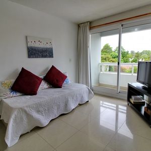 En Venta Apartamento 1 Dormitorio Con Servicios Y Garaje En Roosevelt, Zona Punta Shopping,punta Del Este