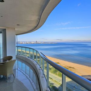 Alquilo Apartamento 3 Dormitorios Frente Al Mar Con Servicios, Playa Mansa, Punta Del Este