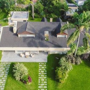 Alquilo Anual O Temporada, Excelente Casa De 6 Dormitorios Con Piscina Climatizada En Playa Mansa, Punta Del Este