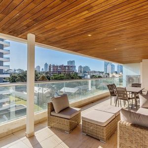 Venta Apartamento De 2 Dormitorios Y Medio Con Gran Terraza En Playa Brava Punta Del Este