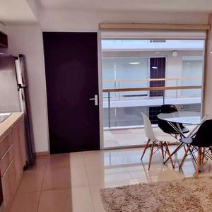 Vendo Apartamento A 1 Cuadra Del Puerto, Edificio Con Buenos Servicios, Punta Del Este