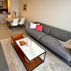 Vendo Apartamento De 1 Y 1/2 Dormitorios A Estrenar, Con Buenos Servicios, En Punta Del Este