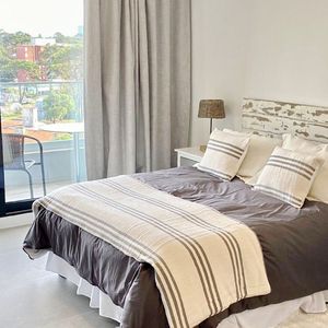 Alquilo Por Invierno Amplio Monoambiente Con Balcón Al Frente Y Buenos Servicios, Parada 5, Punta Del Este