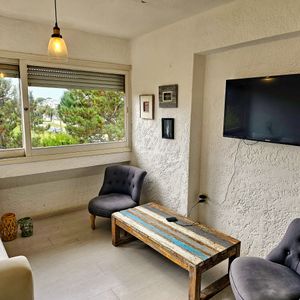 En Venta Apartamento 2 Dormitorios Con Vista Parcial A Playa Brava, Punta Del Este