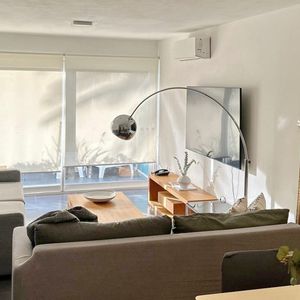 Apartamento Disponible En Alquiler, Amplio, Luminoso, En La Península, Punta Del Este.