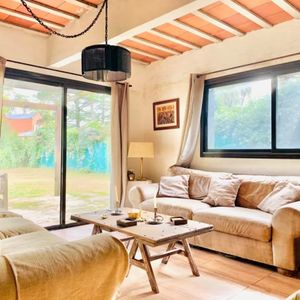 Cómoda Casa, Muy Bien Ubicada, Ideal Para Vivir Todo El Año, Zona De Colegios